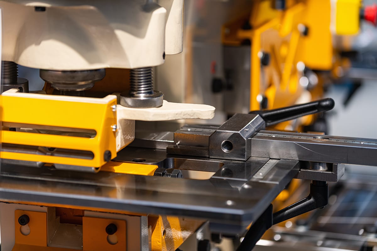 punching-steelworker-machine-9Y35BEK